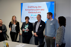 Intro Foto Eröffnung Kompetenzzentrum Kinderschutz
v.l n.r. Jessica Heide (Staatsekretärin MBK), Katharina Trauden (Sozialpäd